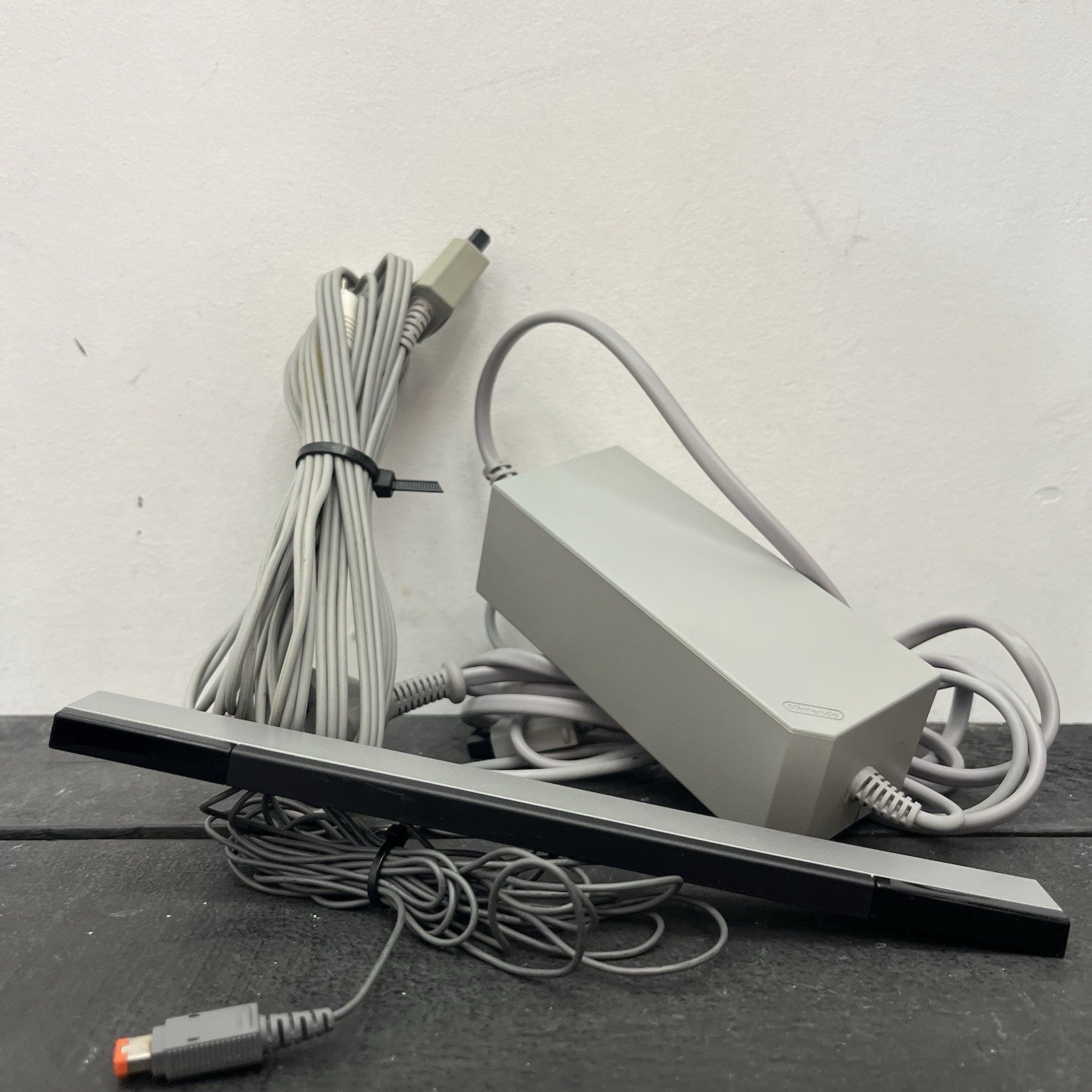 Nintendo Wii RVL-001 W. Games Controller & Leads Console