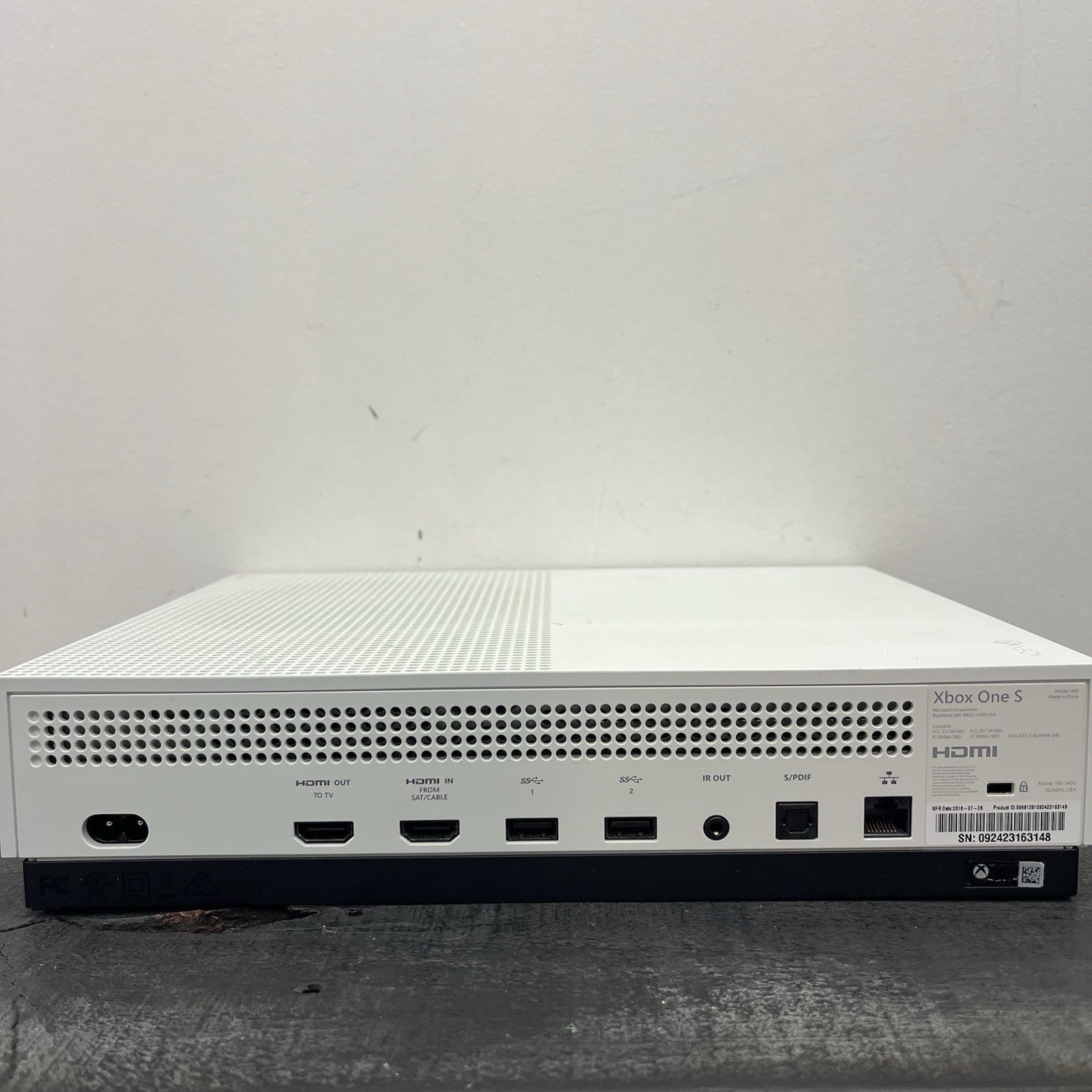 Microsoft Xbox One S 1681 W.Game Controller & Leads Console