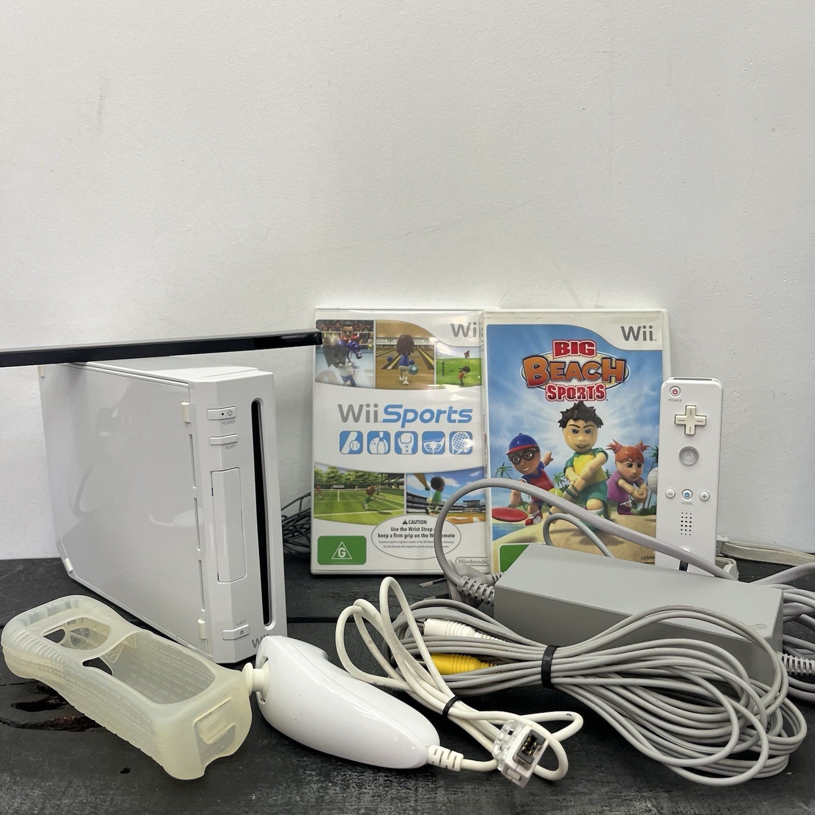 Nintendo Wii RVL-001 W. Games Controller & Leads Console